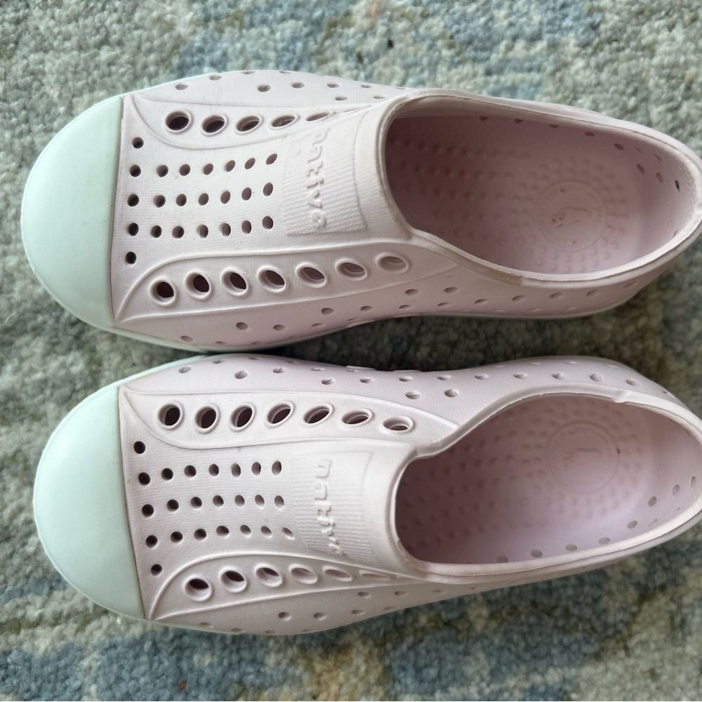 Native Kids Shoes - Pink and white Size 8